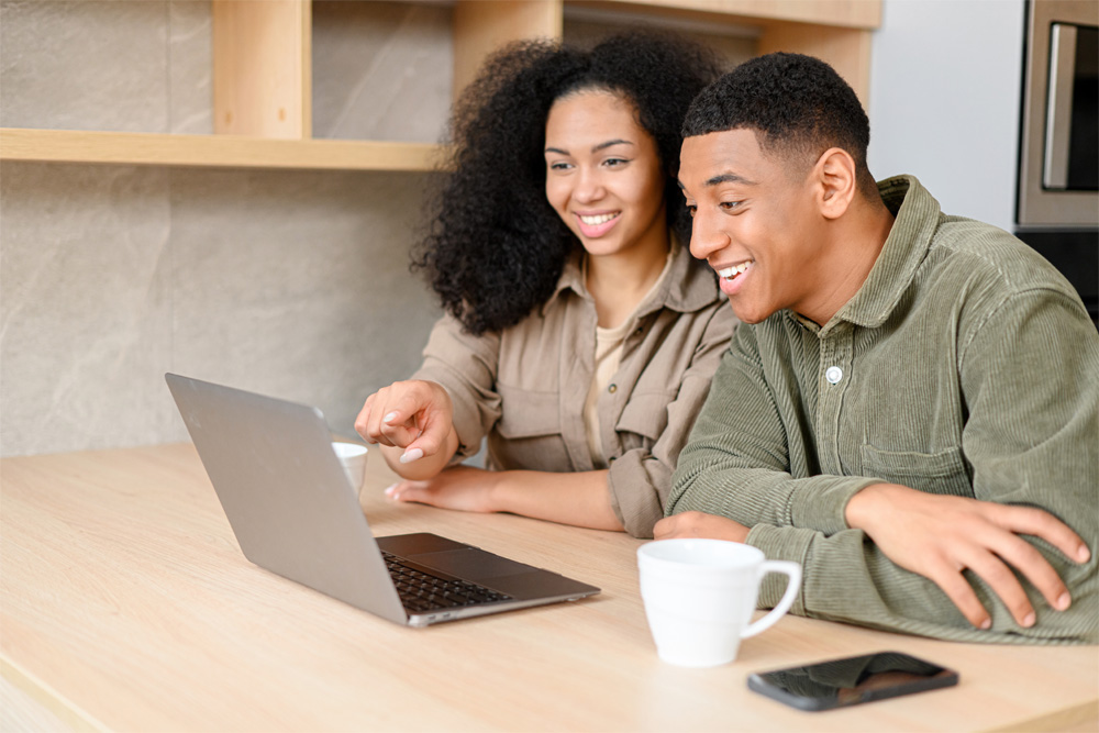 stock_people_looking_at_laptop_1000x667